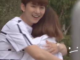 민소매 입은 팬 안아주는 아이돌