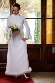 Se vi affascinano le icone del passato molto più delle influencer del presente, il miglior vestito da sposa per voi è quello che sa essere discreto e allo stesso tempo farsi notare. Abiti Da Sposa Anni 70 9de99b