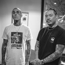 .style trends of travis barker, including travis barker wearing artistic design tattoo, sleevetattoo and more. Das Neue Gesichts Tattoo Von Travis Barker Tattoo Spirit