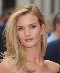 den perfekten blondton auswahlen olivenfarbener teint blaue augen matter lippenstift frisuren kurze haare blond haare blondieren perfekt blond