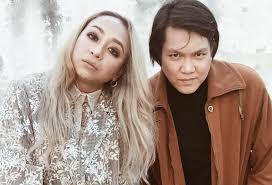 Aku hanya pergi 'tuk sementara bukan 'tuk meninggalkanmu selamanya ku pasti 'kan kembali pada dirimu tapi kau jangan nakal aku pasti kembali. Lirik Lagu Tetap Kamu Amylea X Megat Ost Nur 2 Iluminasi