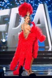 Iris mittenaere dévoile sa tenue moulin rouge miss france 2016 met toutes les chances de son côté pour miss univers avec un costume à paillettes et à plumes. France S Iris Mittenaere Is The 65th Miss Universe Carnival Outfits Miss Universe National Costume Showgirl Costume