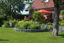 Unsere Hoher Gelegene Terrasse Und Davor Links Und Rechts Von Der Treppe Meine Beiden Krauterbeete Garten Haus Und Garten Krauterbeet