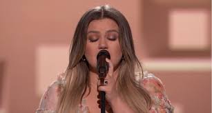 Kelly clarkson's thyroid diet included nutritious choices that met her hormonal insufficiency. Kelly Clarkson Performs The Dance For An Emotional Garth Brooks Variety