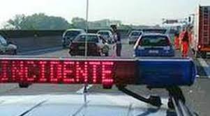 Camion perde carico di batterie per incidenti stradali. Notizie Di Incidente Mortale Romadailynews