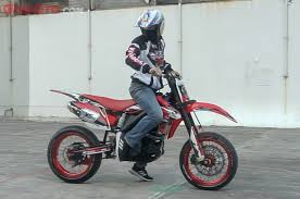 Maybe you would like to learn more about one of these? Mau Bikin Motor Trail Jadi Supermoto Jangan Cuma Ganti Pelek Beberapa Komponen Ini Wajib Diperhatikan Gridoto Com