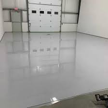 The worker applies gray epoxy resin to the new floor. 6009 Epoxy Floor Coating Resist Chemicals Abrasion Impact On Concrete