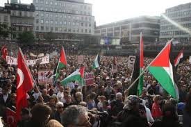Förskräckta lördagsflanörer hamnade mitt i bråket mellan högerextrema grupper och motdemonstranter på flera håll i centrala stockholm. Thousands Rally For Freedom Flotilla In Stockholm The Electronic Intifada