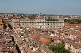 Di famiglia italiana, ma argentino di nascita, a milano frequentò l'accademia di brera dedicandosi alla scultura; Lucio Dalla Und Das Lied Das Seiner Geliebten Stadt Bologna Gewidmet Ist Piazza Grande