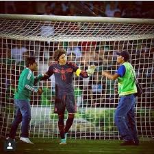Memo Ochoa Is Doing It Right Soccer Football Fans Mexico Eltri Mexico National Team Soccer International Soccer