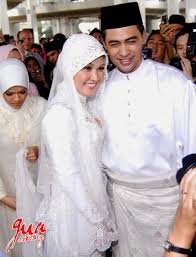 Brought leukemia and cancer cell cultures to space station. Sambut Anniversary Ke 9 Isteri Dr Sheikh Muszaphar Menitiskan Air Mata Sebab Erin Sakura