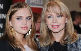 Izabela trojanowska dziękuje swojemu mężowi markowi trojanowskiemu. Izabela Trojanowska Corka Mnie Uratowala Pomponik Pl