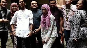 Asalamualikum,saya lepasan spm 2017.saya minat nak amik diploma komunikasi media baharu dan keusahawanan ni.tapi peluang kerjaya banyak tak?diploma ni boleh bekerja sbgai apa?saya masih ragu ragu dan kabur.saya ada laptop 6 ram i3 nvidia geforce,rasa boleh tak support software tu.sbb 8 ram i 5 x mampu nak beli.uitm ada sediakan tak?. Diploma Komunikasi Dan Media Unisel 21234 Montage Youtube