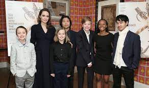 Brad pitt & angelina jolie. Shiloh Jolie Pitt Wird Bald 15 Fotos Von Ihrer Verwandlung Im Laufe Der Jahre