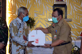 Karya tulis yang dimaksud meliputi buku, makalah, esai, tesis, disertasi, surat kabar, tabloid, dll. Di Purbalingga Lansia Dan Anak Anak Ibadat Natal Daring Info Satgas Covid 19