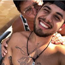 Ele foi lá e o mato estava batendo aqui em referência à altura do mato e foi ele, leonardo, thiagão e gustavo verem a casa. Leonardo Explica Como Ze Felipe Seguiu Os Passos Do Pai Fugiu Da Escola E Aprendeu A Cantar So Toca Top Gshow