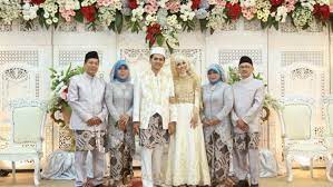 Perlahan aku mula menyukainya kerana dia tidak kasar seperti cerita mangsa rogol yang aku tahu. 12 Inspirasi Kebaya Untuk Mama Di Hari Pernikahanmu Beliau Juga Pantas Untuk Tampil Sempurna Lho