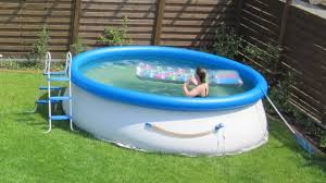 Einmal die woche reinige und desinfiziere ich unseren pool und immer färbt er sich dann ein. Ein Klarer Pool Ohne Chemie Mit Vitamin C Pulver