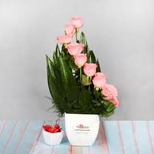 No matter the occasion, our floral gift baskets are made to impress your loved ones. Flower Basket Online Shopping Buy Send Basket Of Flowers Flower Arrangement In Basket Myflowertree