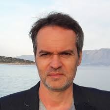 Donald Mitchell Healey, passionné d'aviation et de mécanique automobile,  est né en 1898 à Perranporth, petit village du bord de mer des  Cornouailles.