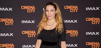 With olga lounová, amelie pokorná, libor schlenz. Pujde Ve Slepejich Sve Matky A Porodi Po Ctyricitce Sedmicka Cz