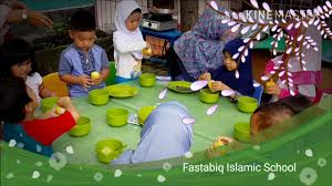 Anak membereskan lantai setelah bermain sentra. Simulasi Pembelajaran Sentra Bahan Alam By Al Muhajirin Kober