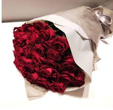Mazzo di rose rosse, arricchito con nebbiolina e verde ornamentale. Mazzo Rose Rosse Da Piccolo A Grande Ciaffoni Ordina Online Su Cosaporto It