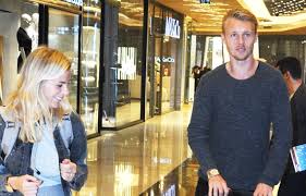 Simon thorup kjær is a danish professional footballer who plays as a centre back for italian club milan and captains the denmark national team. Kajer Izin Gununu Ailesi Ile Gecirdi