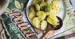 Veganer Kartoffelsalat Mit Schnittlauch Ein Rezept Ohne Mayo Dafur Mit Essig Ol Und Bruhe Einfach So Als We Kartoffelsalat Veganer Kartoffelsalat Rezepte