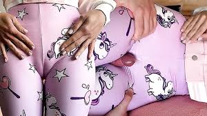 Chica marcando coño cameltoe recibe una follada