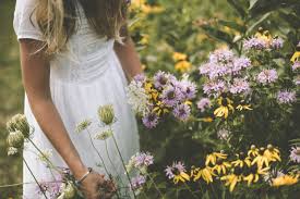 Something changes when you put fresh flowers in a room. 530154 Lipstick Model Hydrangea Woman Brunette Mood White Dress Girl Blue Flower Purple Flower Asian Flower Depth Of Field Wallpaper Mocah Hd Wallpapers