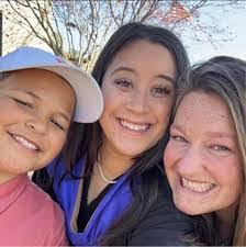 Jessica Meas's Instagram, Twitter & Facebook