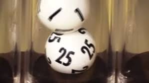 Auch im spiel 77 räumte einer ab. Lotto Am Samstag Panne Bei Liveziehung Zwei Kugeln In Einem Glas Der Spiegel