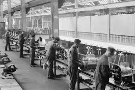 Arbeiter Am Fliessband Bei Der Montage Der Motoren Und Getriebe Im Werk In Linden Bei Hannover 1928
