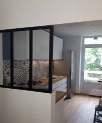 Cuisine Blanche Avec Credence Imitation Carreaux Ciment Et Baie Vitree Type Atelier Onmappellepas Atelier Maison Deco D Interieur Bon Marche Deco Maison