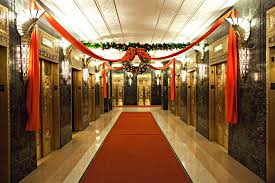 Christmas decorating themes to try in 2020. Festive Holiday Decor For Offices And Commercial Space Beneva Plantscapes