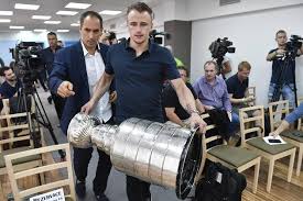 Ten si převzal od spoluhráče michala kempného, který pohár ukázal fanouškům v kromě letňan má vrána v plánu vzít stanley cup i na hřbitov ke hrobu jeho babičky, která zemřela v průběhu sezony. Nhl Vrana Vzal Stanley Cup I Na Hrbitov Promitly Se Mi Tam Vsechny Vzpominky Na Babicku Sport Cz