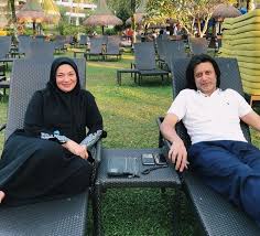Bapanya berketurunan melayu dan ibunya, noor kartini noor mohamed berdarah peranakan pakistan dan arab.2 beliau mendapat namanya dari nama niloufar yang bermaksud bunga teratai dan lebih. Biodata Noor Kartini Noor Mohamed Ibu Pelakon Neelofa Iluminasi