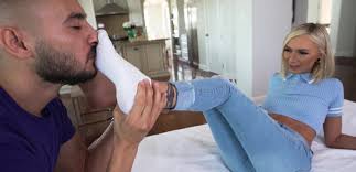 Chloe Temple Foot Fetish - FootPorno.com
