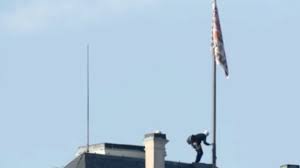 Obvodní soud pro prahu 1 začal nyní řešit kauzu vyvěšení rudých trenek. Pravda Vitezi Ale Hrad Chtel Od Ztohoven Za Standartu Prezidenta O 25 Tisic Vic Seznam Zpravy