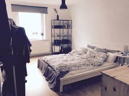 Schones Einrichtungsbeispiel Fur Ein Wg Zimmer Kleiderstange Grosses Bett Regal Und Schreibtisch Wgzimmer Einrichtung Idee Wg Zimmer Zimmer Bett Ideen