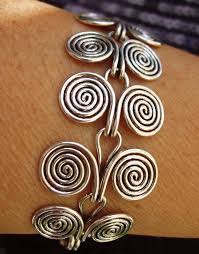 This Bracelet Is Handmade With A 1 0 Mm Brass Wire Plated With A Galvanization Of Silver At 5 Mikron And Is Wire Jewelry Designs Jewelry Crafts Wire Jewelery