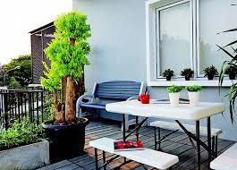 Bila balkon bunda terlalu dekat dengan balkon tetangga, tambahkan beberapa tanaman bambu ke balkon. Berkebun Di Balkon Ini Jenis Tanaman Yang Mesti Kamu Pilih Semua Halaman Idea