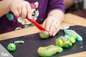 Dort, wo sich das bild frȕher befand, war ein teppich. Knete Entfernen Knetmasse Von Kleidung Teppich Und Sofa Loswerden Talu De