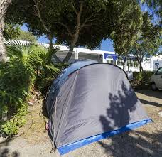 Camping bungalows don cactus está situado en la playa de carchuna en la costa tropical de granada entre la costa del sol de málaga y la disfruta de las ventajas del club campingred y consume tus estrellas acumuladas reservando tu estancia en parcela en la costa tropical de granada. Platz Camping Don Cactus