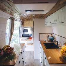 La Vanlife Une Certaine Forme De Liberte Certains La Qualifient De Simplicite Volontaire Mais La Vanlife Van Amenage Amenagement Bus Fourgon Camping Car