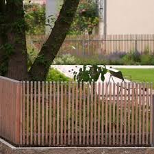 This Is Wood But Similar To The Metal Ones It Could Have Wider Spacing For Mor Metal Mor Similar Spacing In 2020 Backyard Fence Decor Fence Design Front Fence