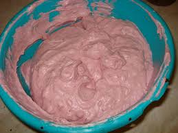 Pentru crema bati continutul celor 2 iaurturi cu 300 ml de frisca pana ce se intareste compozitia. Crema De Iaurt Cu Fructe De Padure ArtÄƒ È™i Savoare