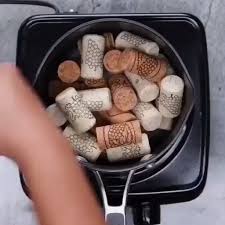 Cork Hacks I Like The One About Soaking The Cork In Alcohol Putting It In A Vase Video Artesanato Com Rolhas De Vinho Artesanato Com Rolha Artesanato Com Cortica