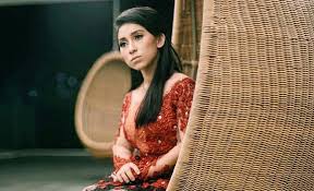 Pertama kali, kurapatkan denganmu, baru ku tahu kau amat bermakna padaku… aku tahu… kau sudah berpunya… tapi ku sanggup menunggu selamanya. Pertama Kali Shaa Top Three